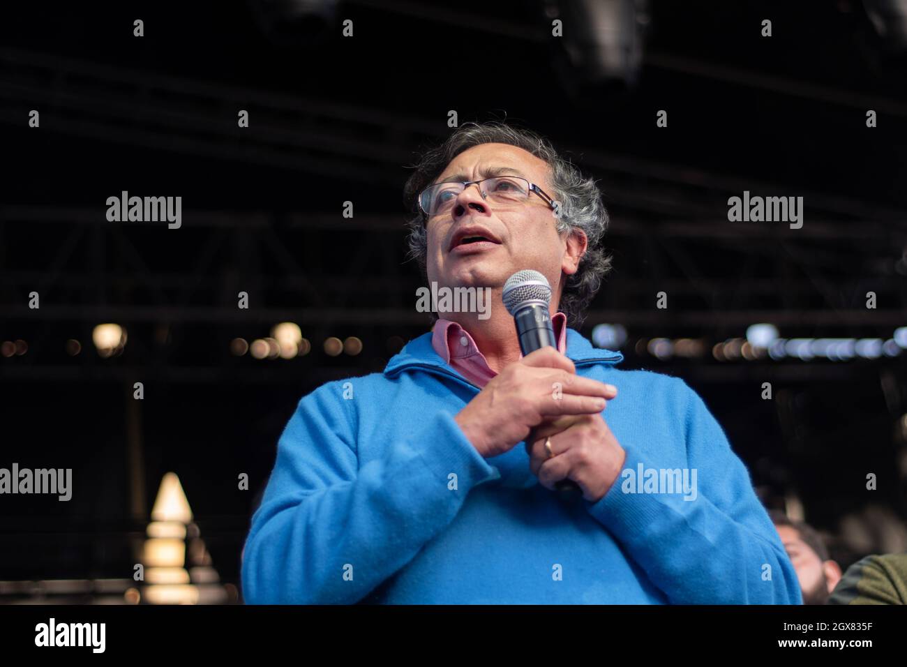 Präsidentschaftskandidat Gustavo Petro spricht während der Präsentation der Kandidaten der politischen Koalition „Pacto Historico“ in Bogota, Kolumbien, am 2. Oktober 2021, wo der Präsidentschaftskandidat Gustavo Petro, die Kongressabgeordnete Maria Jose Pizarro und Senator Roy Barriers anwesend waren. Stockfoto