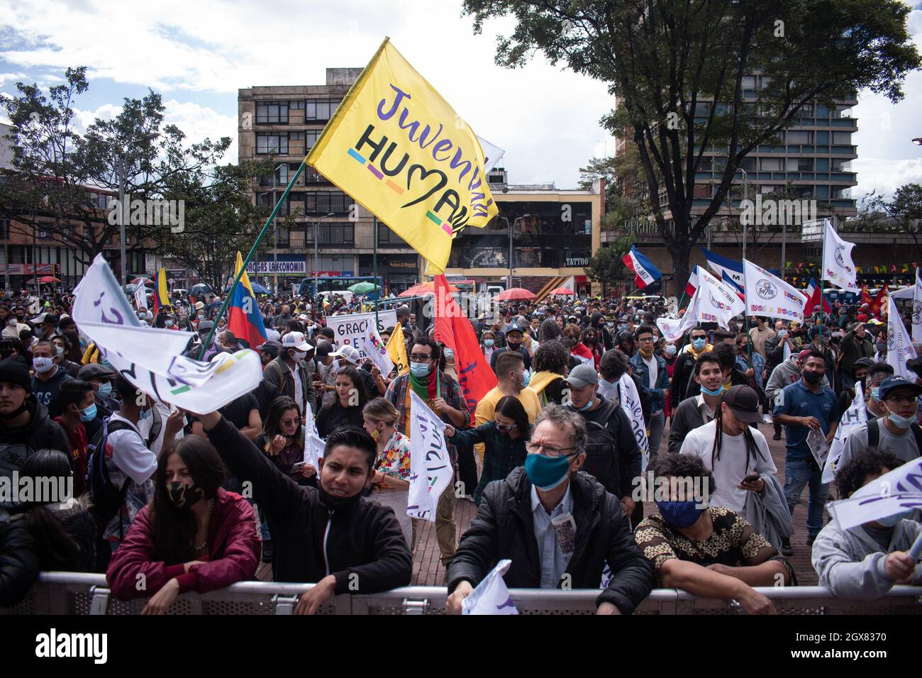 Bei der Vorstellung der Kandidaten der politischen Koalition „Pacto Historico“ in Bogota, Kolumbien, am 2. Oktober 2021, wo der Präsidentschaftskandidat Gustavo Petro, die Vertreterin Maria Jose Pizarro und Senator Roy Barriers anwesend waren, winken die Fahnen der politischen Parteien. Stockfoto