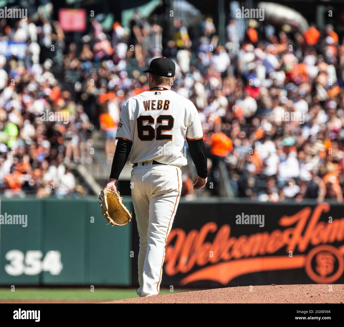 Oktober 03 2021 San Francisco CA, U.S.A. San Francisco startet Pitcher Logan Webb (62) schlägt acht Padres über sieben Innings aus und hat seinen ersten Heimlauf während des MLB-Spiels zwischen den San Diego Padres und den San Francisco Giants gemacht. Giants gewann 11-4 und gewann die NL West Championship im Oracle Park San Francisco Calif. Thurman James/CSM Stockfoto