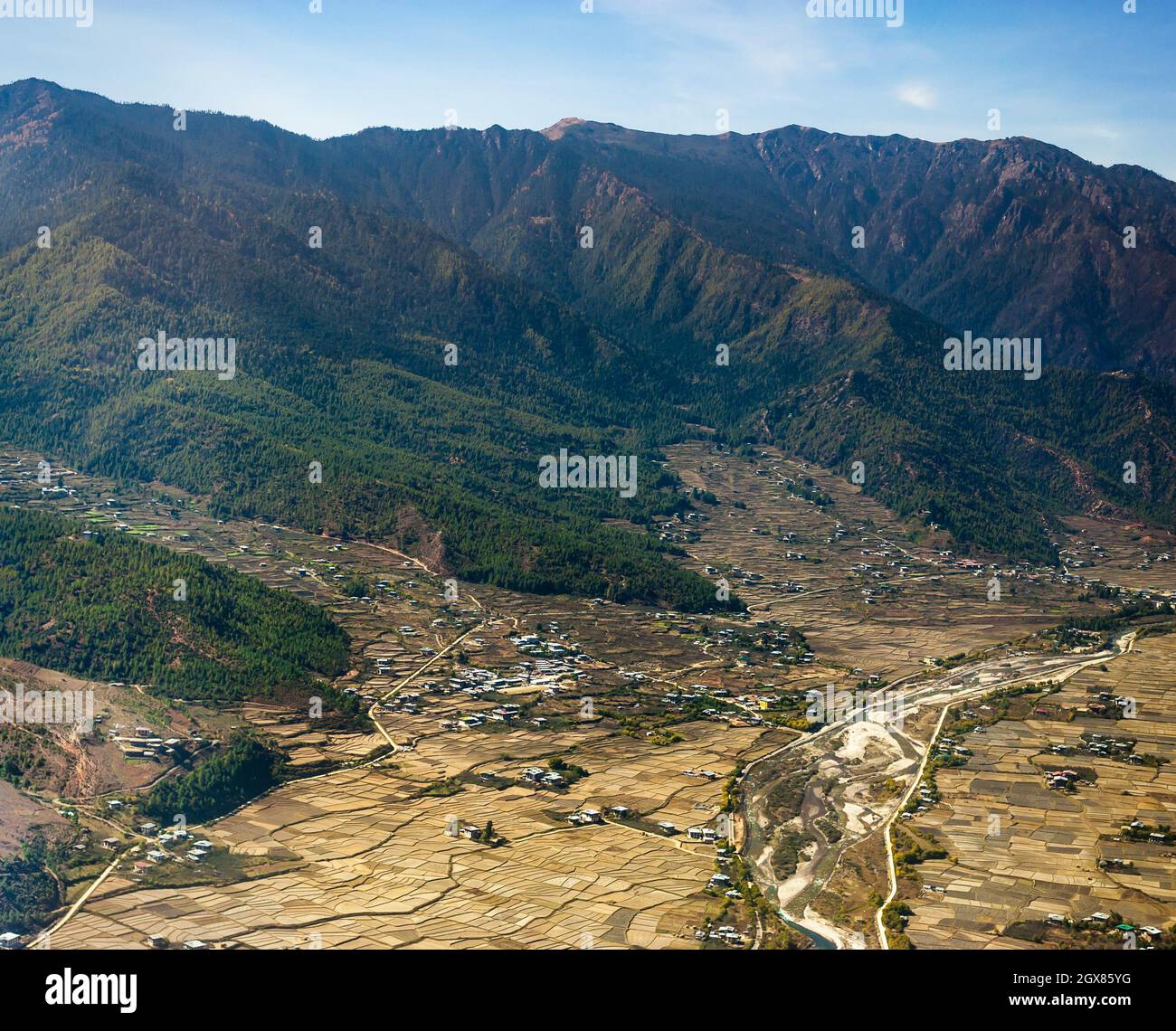 Blick auf bhutanische ländliche Dörfer entlang des Gebirgstales. Stockfoto