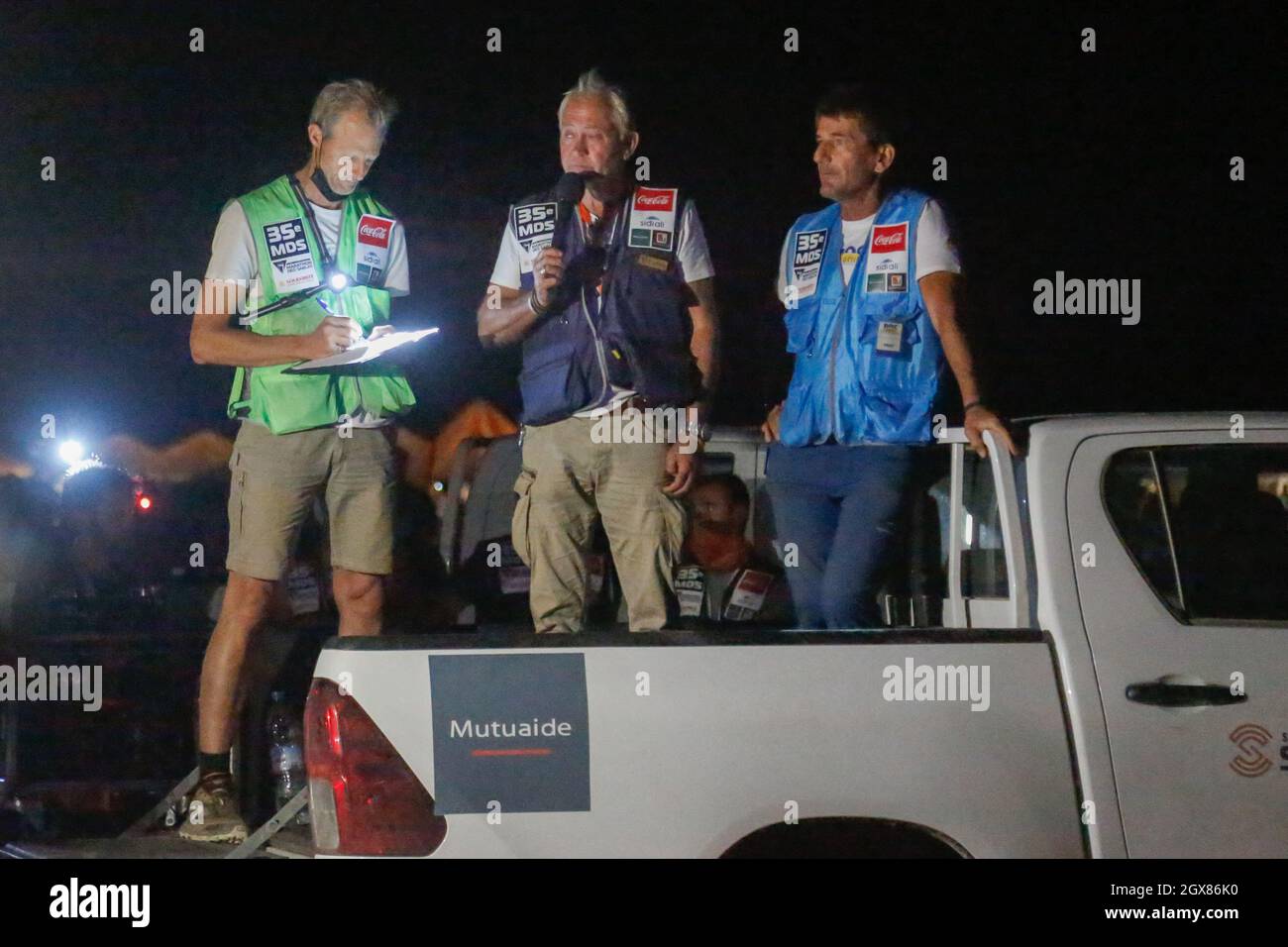 Patrick Bauer, Race Director des Marathon des Sables, brachte alle Teilnehmer und die Organisation zusammen, um den Tod eines Teilnehmers bekannt zu geben, der während der zweiten Etappe in den Dünen von Merzouga einen Herzinfarkt erlitten hatte. Der medizinische Direktor Fredrique Compagnon gab an, dass trotz 40 Minuten Reanimation der Tod festgestellt wurde. Dies ist der zweite Tod in 35 Ausgaben dieses Rennes35 Ausgabe Marathon des Sables, Marokko, 4. Oktober 2021 Foto von Erik Sampers/ABACAPRESS.COM Quelle: Abaca Press/Alamy Live News Stockfoto