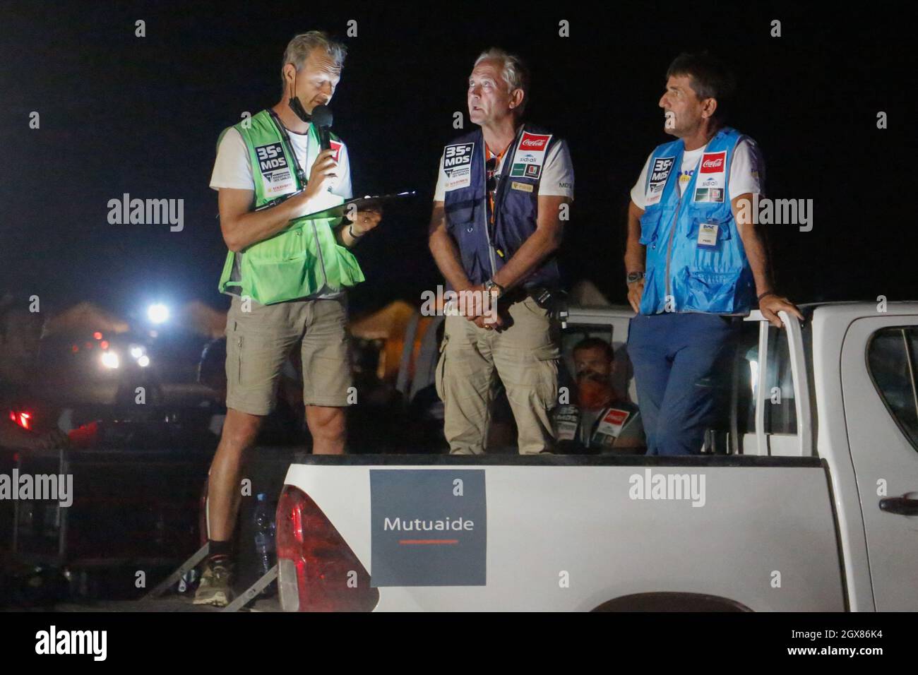 Patrick Bauer, Race Director des Marathon des Sables, brachte alle Teilnehmer und die Organisation zusammen, um den Tod eines Teilnehmers bekannt zu geben, der während der zweiten Etappe in den Dünen von Merzouga einen Herzinfarkt erlitten hatte. Der medizinische Direktor Fredrique Compagnon gab an, dass trotz 40 Minuten Reanimation der Tod festgestellt wurde. Dies ist der zweite Tod in 35 Ausgaben dieses Rennes35 Ausgabe Marathon des Sables, Marokko, 4. Oktober 2021 Foto von Erik Sampers/ABACAPRESS.COM Quelle: Abaca Press/Alamy Live News Stockfoto