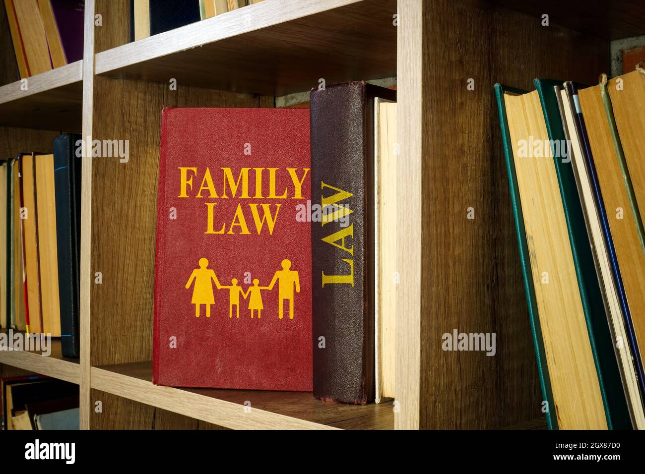 Familienrecht über Scheidung und Sorgerecht im Regal. Stockfoto
