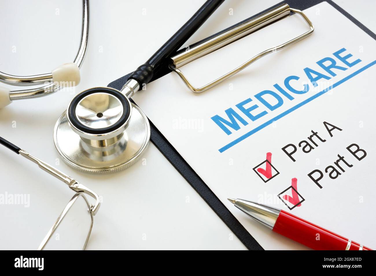 Medicare-Antragsformular mit markierten Plan A und B. Stockfoto