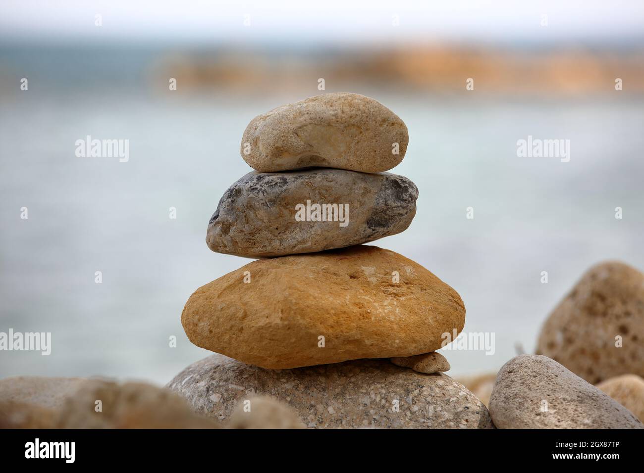 Turmstapel aus steinigem Strand aus der Nähe, Zen-Steine, Entspannung, Entspannung, Ruhe Stockfoto