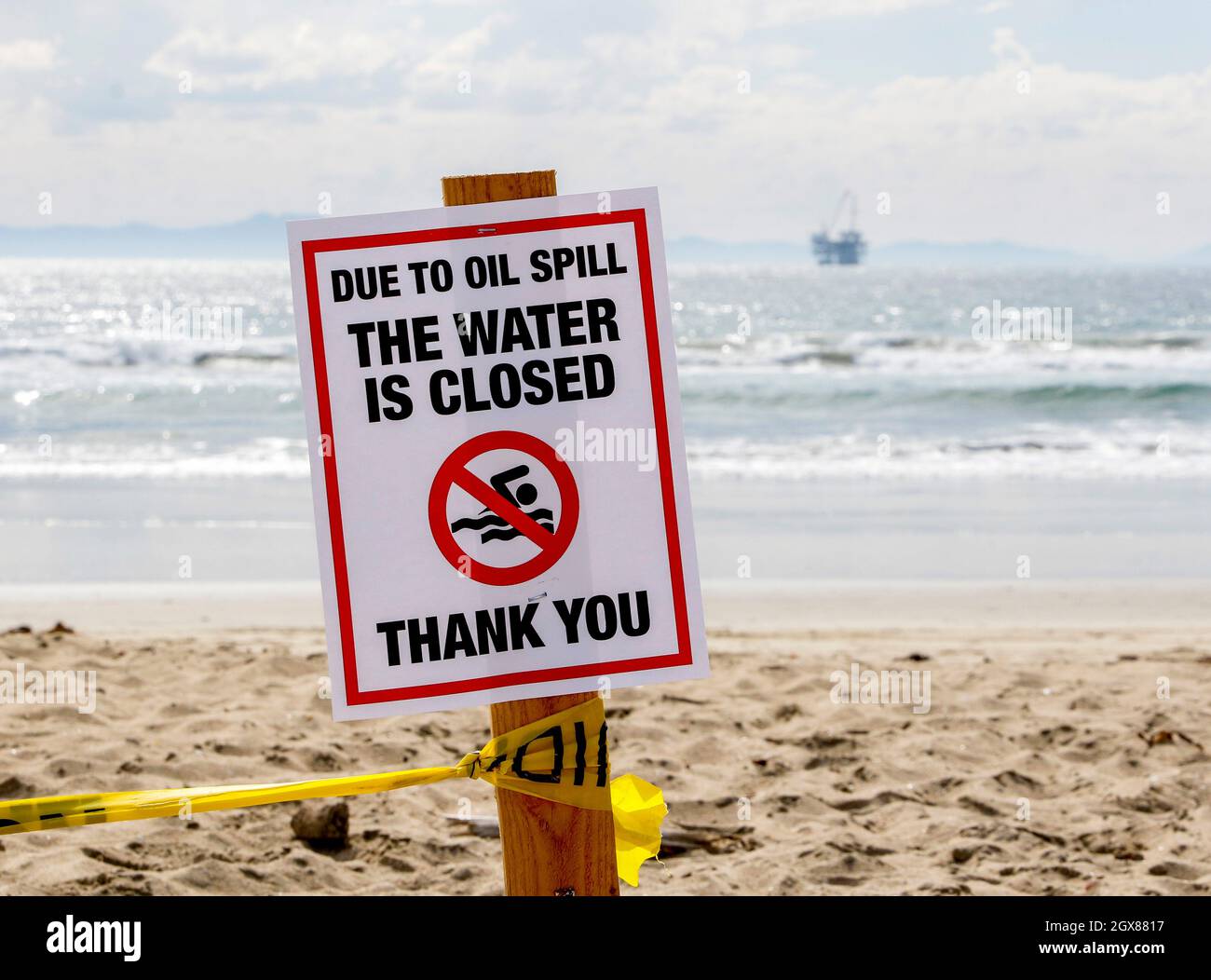 Huntington Beach, Kalifornien, USA. Oktober 2021. Freiwillige im Umweltbereich reinigen weiterhin Öl und Rückstände, die am Bolsa Chica State Beach und den Bolsa Chica Wetlands an Land gespült wurden. Die Ölpest in der Pipeline hat zu Strandschließungen entlang eines 20 Meilen langen Strandabschnitt von Orange County geführt. (Bild: © Ron Lyon/ZUMA Press Wire) Stockfoto