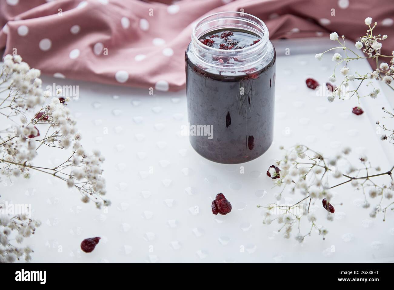 Fermentierter Honig vor Weihnachten. Tradition von Familienrezepten. Gesundes, nachhaltiges Produkt zur Milchsäuregärung mit Bakterien. Köstliches Rezept. SPA kopieren Stockfoto