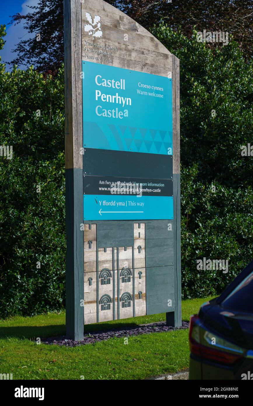 Schild des Eingangstors zum Penrhyn Castle and Gardens (National Trust) Stockfoto