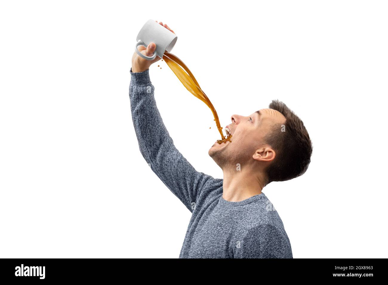 Mann, der viel Kaffee trinkt - isoliert auf Weiß Stockfoto