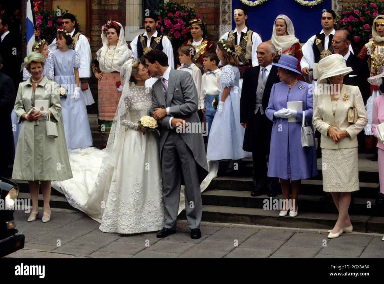 Der im Exil verbannte Kronprinz Pavlos von Griechenland nach seiner Hochzeit mit Erbin Marie-Chantal Miller in der griechisch-orthodoxen Kathedrale St. Sophia in Bayswater, London. Königin Anne-Marie von Griechenland (l) blickt auf König Hussein, die Königin und Königin Noor von Jordanien Stockfoto