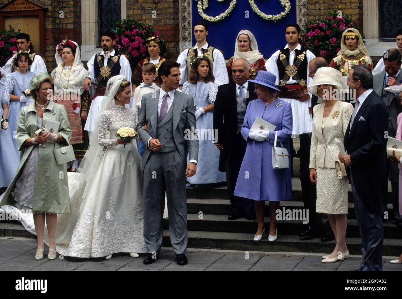 Der im Exil verbannte Kronprinz Pavlos von Griechenland nach seiner Hochzeit mit Erbin Marie-Chantal Miller in der griechisch-orthodoxen Kathedrale St. Sophia in Bayswater, London. Königin Anne-Marie von Griechenland (l) blickt auf König Hussein, die Königin und Königin Noor von Jordanien Stockfoto