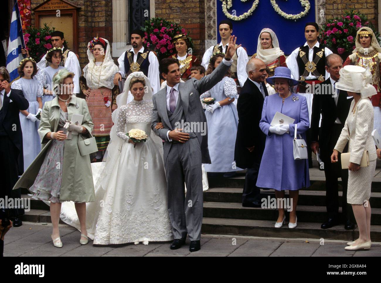 Der im Exil verbannte Kronprinz Pavlos von Griechenland nach seiner Hochzeit mit Erbin Marie-Chantal Miller in der griechisch-orthodoxen Kathedrale St. Sophia in Bayswater, London. Königin Anne-Marie von Griechenland (l) blickt auf König Hussein, die Königin und Königin Noor von Jordanien Stockfoto