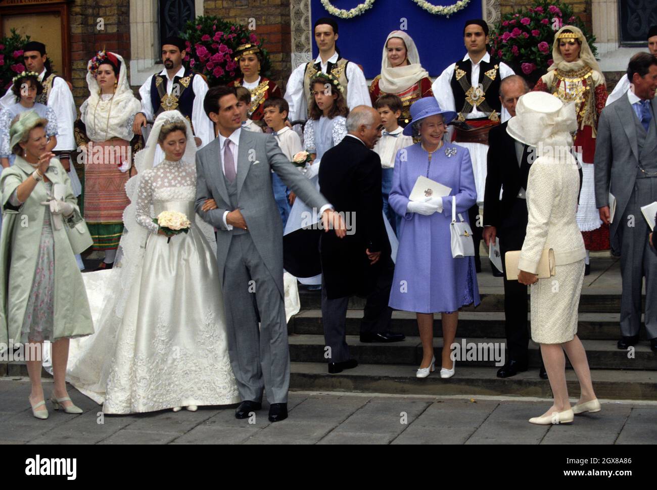 Der im Exil verbannte Kronprinz Pavlos von Griechenland nach seiner Hochzeit mit Erbin Marie-Chantal Miller in der griechisch-orthodoxen Kathedrale St. Sophia in Bayswater, London. Königin Anne-Marie von Griechenland (l) blickt auf König Hussein, die Königin und Königin Noor von Jordanien Stockfoto