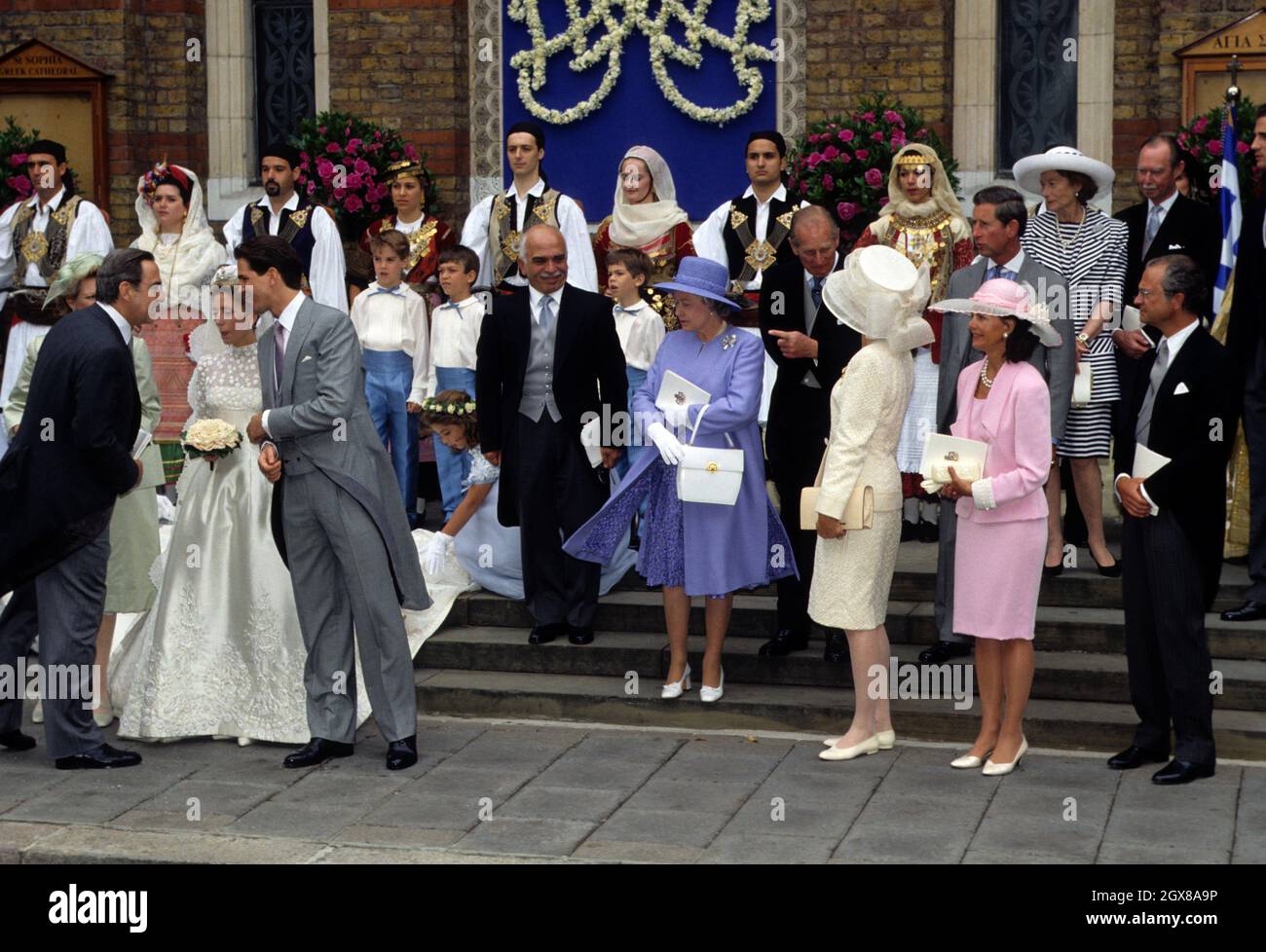 Der Exil-Kronprinz Pavlos von Griechenland nach seiner Hochzeit mit Erbin Marie-Chantal Miller in der griechisch-orthodoxen Kathedrale St. Sophia in Bayswater, London, trifft seine Eltern, den ehemaligen König Konstantin von Griechenland und die Ehefrau Königin Anne-Marie von Griechenland. Auf der Suche nach (l-r) König Hussein, die Königin, Herzog von Edinburgh, Königin Noor von Jordanien, der Prinz von Wales und Königin Silvia von Schweden, Prinzessin Josephine-Charlotte von Belgien, Jean, Großherzog von Luxemburg und König Carl XVI Gustaf von Schweden Stockfoto