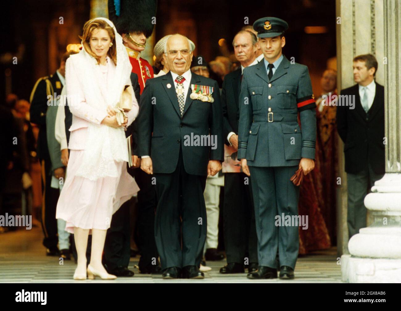König Hussein von Jordanien und Frau Königin Noor während des Staatsdienstes des VE Day Stockfoto