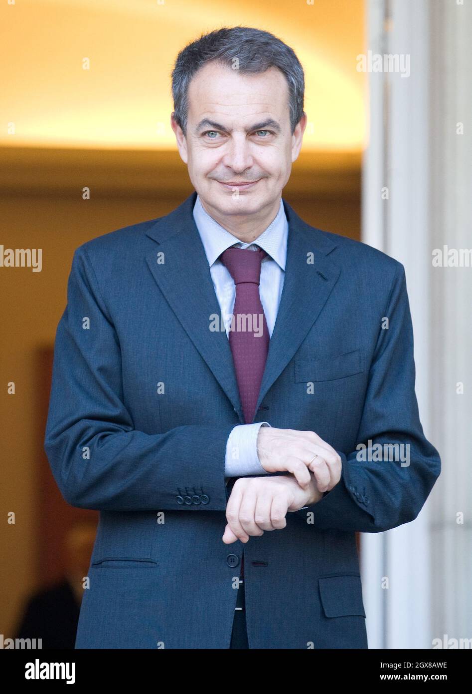 Der spanische Premierminister José Luis Rodriguez Zapatero wartet darauf, den Prinzen von Wales am 31. März 2011 im Moncloa-Palast in Madrid zu begrüßen. Stockfoto