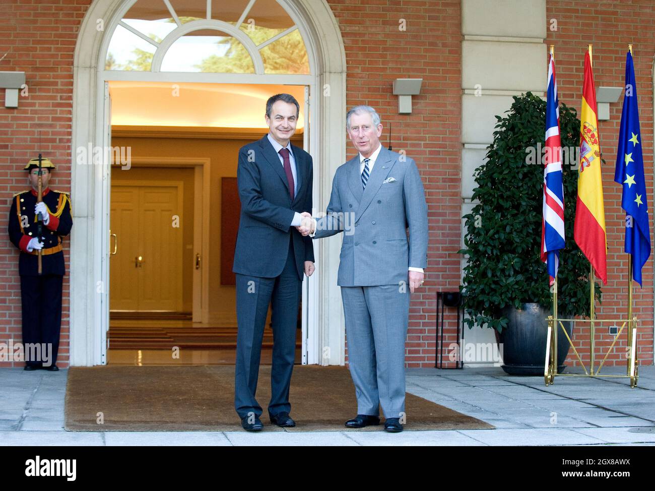 Der spanische Premierminister Jose Luis Rodriguez Zapatero begrüßt Prinz Charles, Prinz von Wales, am 31. März 2011 im Moncloa-Palast in Madrid. Stockfoto