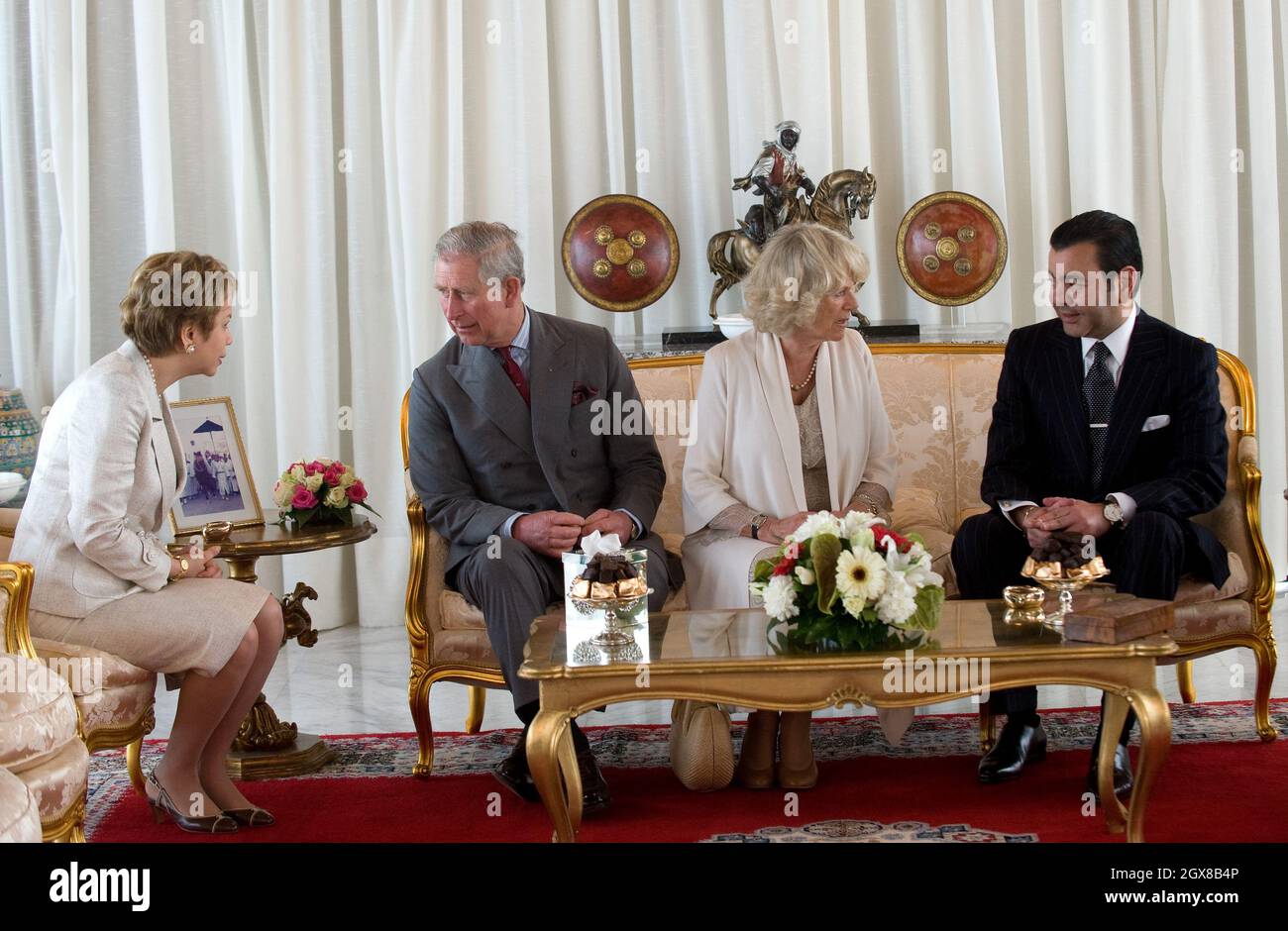 Prinz Charles, Prinz von Wales und Camilla, Herzogin von Cornwall treffen Prinz Moulay Rachid (R), als sie am 4. April 2011 zu Beginn ihres Besuchs in Marokko am Flughafen Rabat-Sale ankommen. Stockfoto