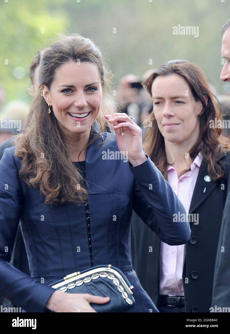 Catherine (Kate) Middleton mit Sergeant Emma Probert, einer Metropolitan Police Officer, die am 11. April 2010 zum Schutz der Verlobten von Prinz William im Witton Park Country Park in Lancashire eingesetzt wurde. Stockfoto