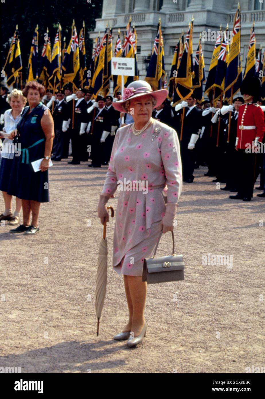 Königin Elizabeth II. Nimmt an den Feierlichkeiten zum VJ-Tag Teil Stockfoto