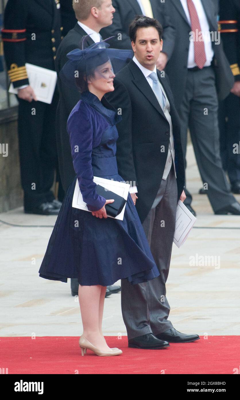 Ed Miliband und Justine Thornton kommen am 29. April 2011 zur Hochzeit von Prinz William und Catherine Middleton in der Westminster Abbey an. Stockfoto