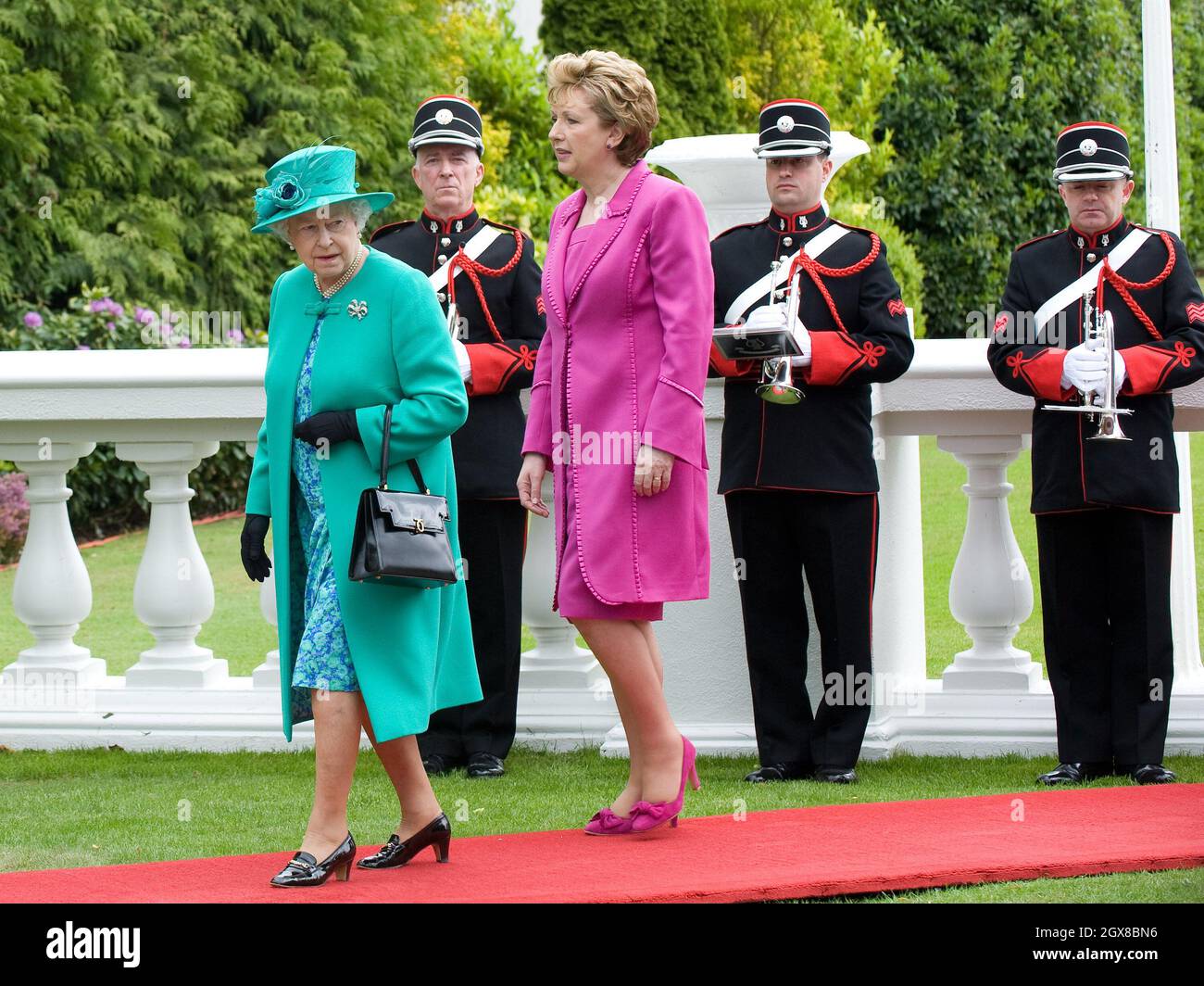 Königin Elizabeth II. Trifft mit Präsidentin Mary McAleese zu Beginn eines historischen Besuchs in Irland am 17. Mai 2011 in Aras an Uachtarain in Dublin ein. Es ist der erste Besuch eines britischen Monarchen seit 1911 und verursacht eine beispiellose Sicherheitsoperation. Stockfoto