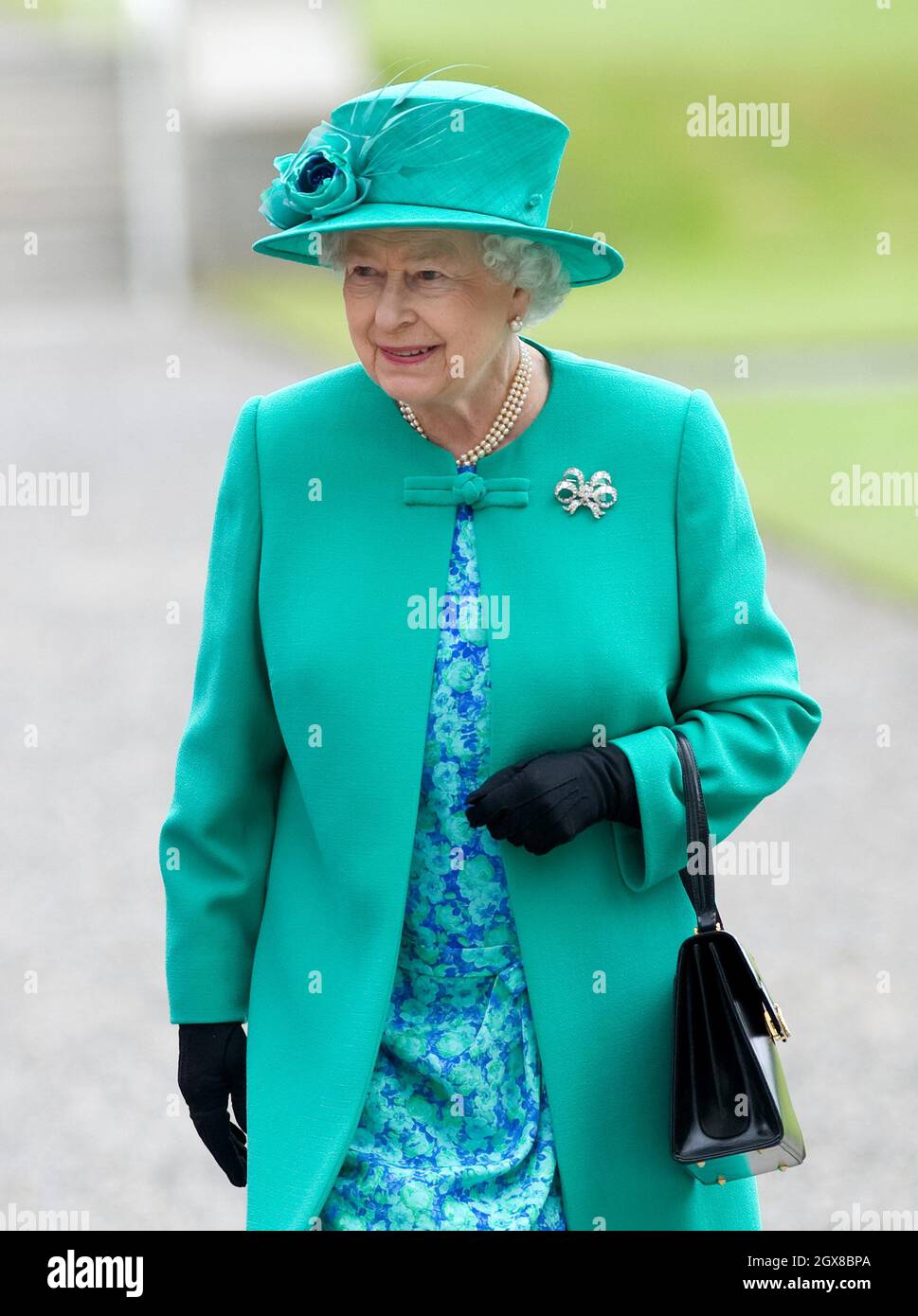 Königin Elizabeth II. Kommt zu Beginn eines historischen Besuchs in Irland am 17. Mai 2011 in Aras an Uachtarain in Dublin an. Es ist der erste Besuch eines britischen Monarchen seit 1911 und verursacht eine beispiellose Sicherheitsoperation. Stockfoto