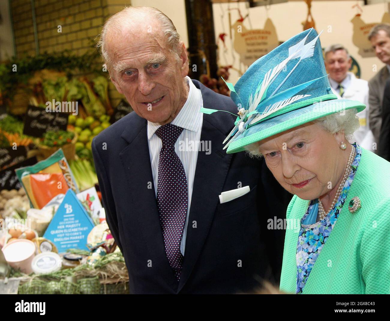 Königin Elizabeth II. Und Prinz Philip, Herzog von Edinburgh, besuchen am 20. Mai 2011 den englischen Markt in Cork. Der Besuch des Herzogs und der Königin in Irland ist der erste Besuch eines Monarchen seit 1911. Stockfoto