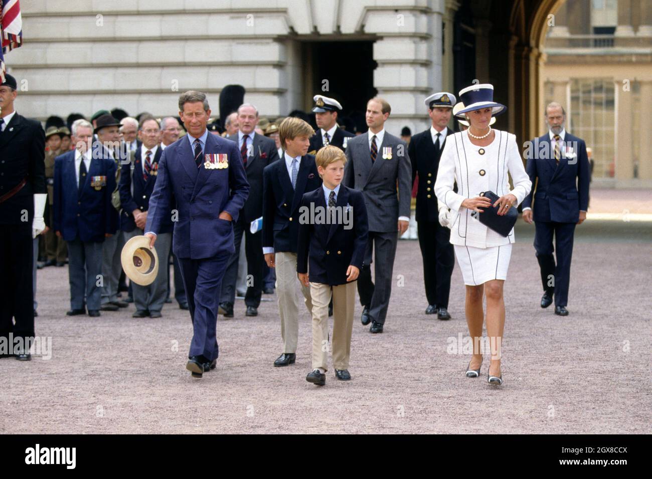 Der Prinz von Wales, Prinz William, Prinz Harry und die Prinzessin von Wales nehmen an den Feierlichkeiten zum 50. Jahrestag des VJ in London Teil Stockfoto