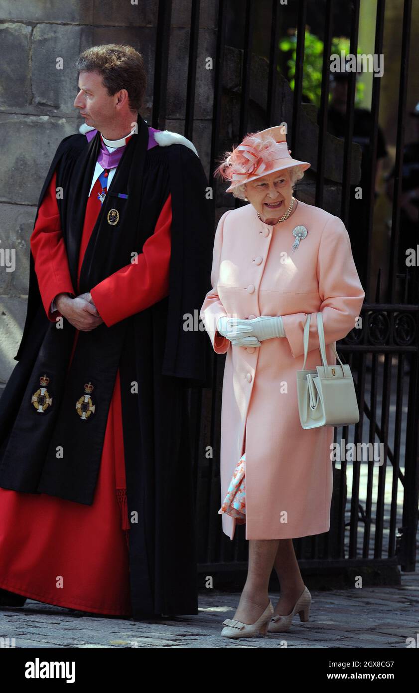 Königin Elizabeth nimmt am 30. Juli 2011 an der königlichen Hochzeit von Zara Phillips mit Mike Tindall im Canongate Kirk in Edinburgh Teil. Stockfoto
