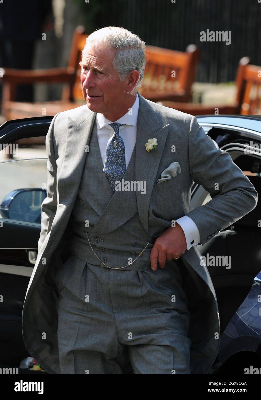 Prinz Charles Prinz von Wales nimmt am 30. Juli 2011 an der königlichen Hochzeit von Zara Phillips mit Mike Tindall in Canongate Kirk in Edinburgh Teil. Stockfoto