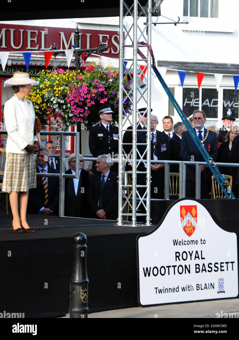 Prinzessin Anne, die Prinzessin Royal, repräsentiert die Königin, als sie bei einer Zeremonie zur Feier der Stadt Wootton Bassett, die am 16. Oktober 2011 den Titel Royal Wootton Bassett erhielt, ein Briefpatent enthüllt. Stockfoto