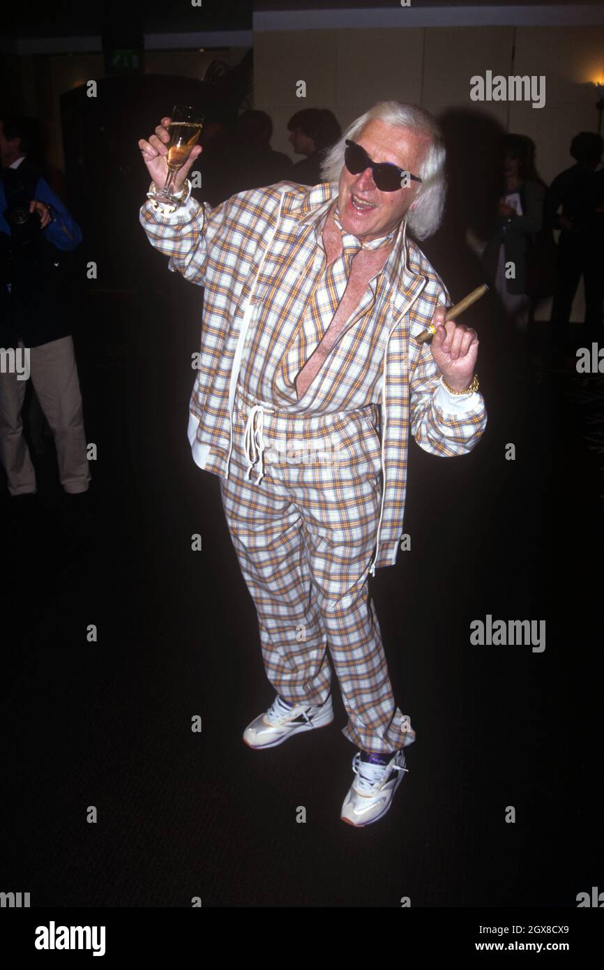 Sir Jimmy Savile, ein langjähriger Sender und Wohltätigkeitsarbeiter bei den „Tie Wearers of the Year Awards“ im Hyatt Carlton Hotel in London Stockfoto