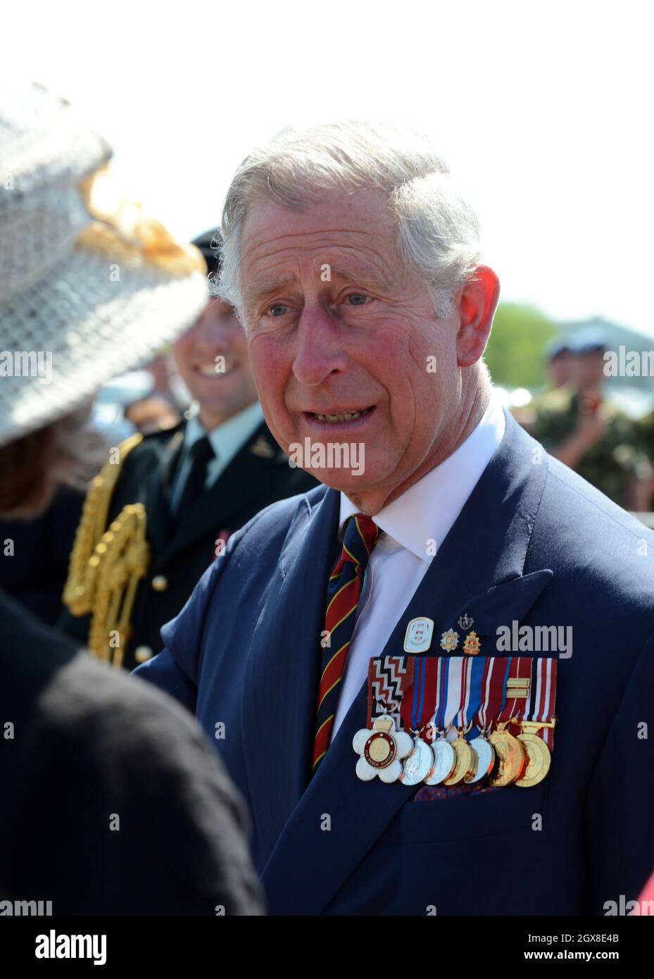 Prinz Charles, Prinz von Wales, nimmt am ersten Tag einer offiziellen Diamond Jubilee Tour durch Kanada an einer offiziellen Begrüßungszeremonie auf der Canadian Forces Base Gagetown, New Brunswick, Teil Stockfoto