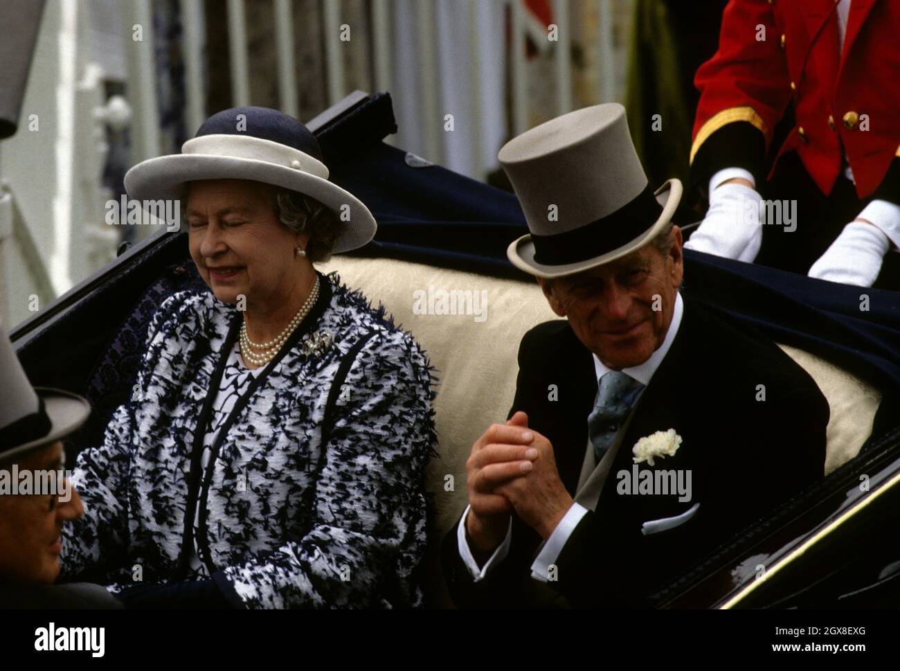 Königin Elizabeth II. Und der Herzog von Edinburgh fahren bei ihrer Ankunft am ersten Tag von Royal Ascot den Kurs entlang Stockfoto