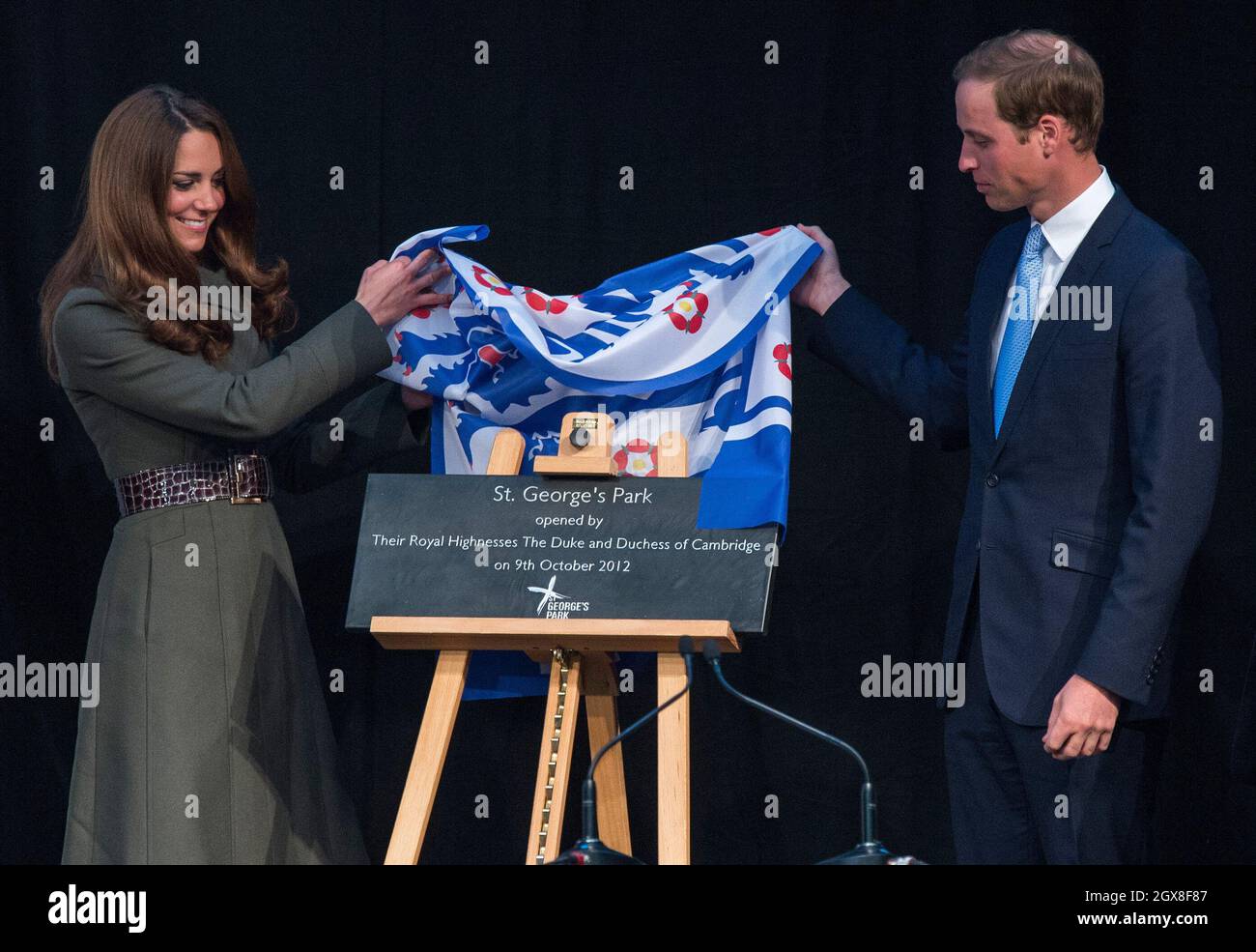 Prinz William, Herzog von Cambridge und Catherine, Herzogin von Cambridge, eröffnen offiziell das National Football Center des Football Association im St. George's Park, Burton-on-Trent. Stockfoto