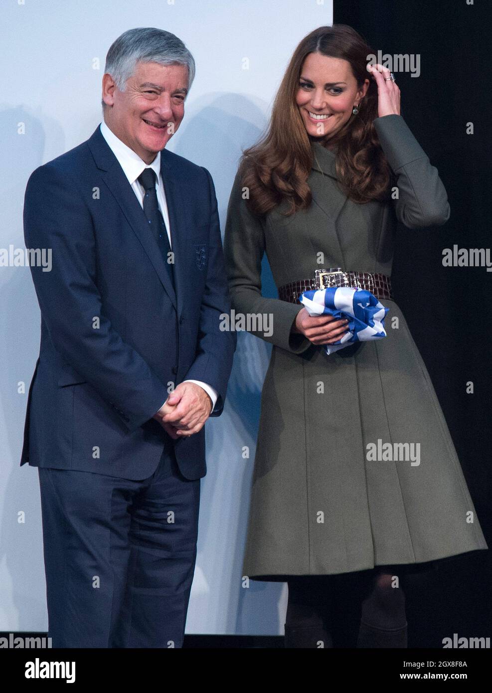 Catherine, Herzogin von Cambridge, chattet mit dem Vorsitzenden des Verbands, David Bernstein, bei der offiziellen Eröffnung des National Football Center des Fußballverbands im St. George's Park, Burton-on-Trent. Stockfoto