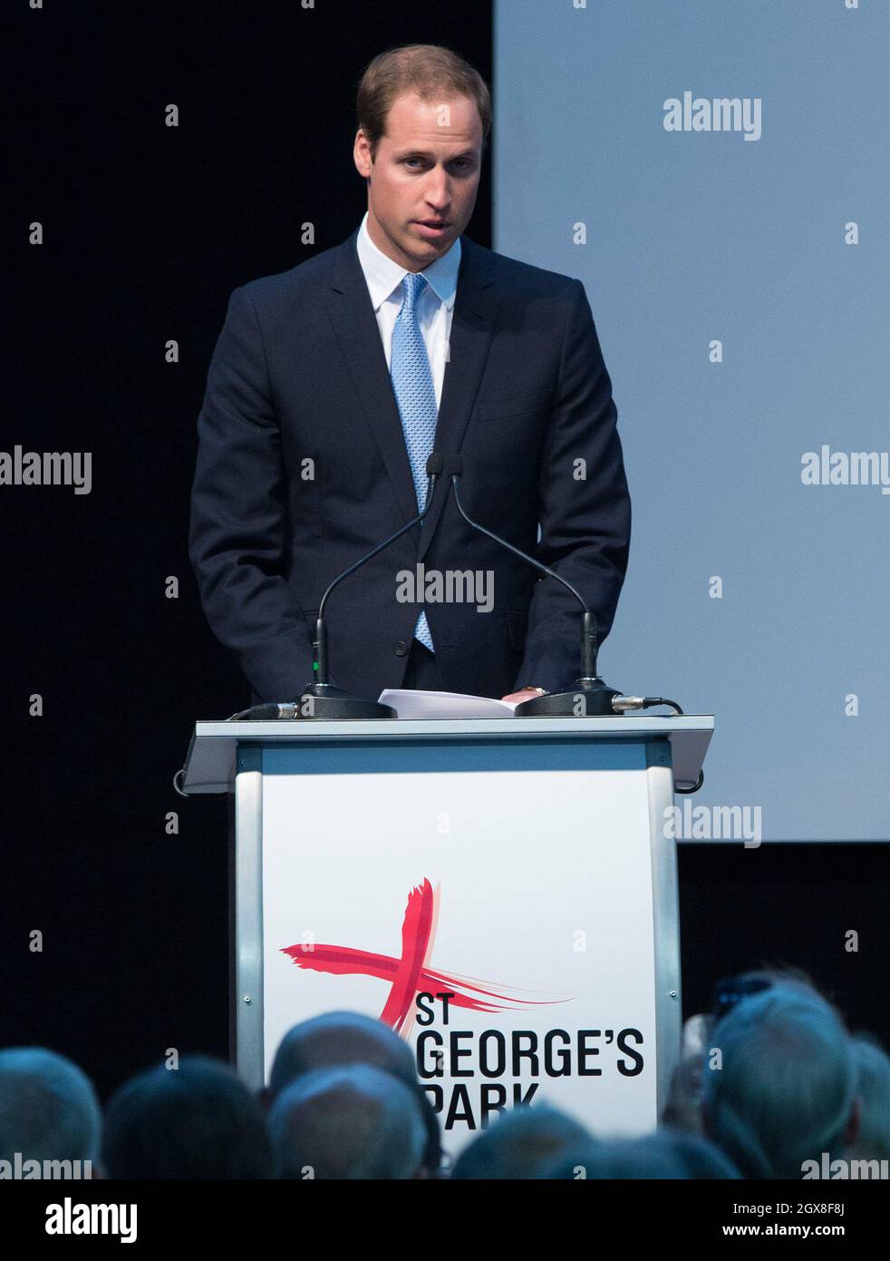Prinz William, Herzog von Cambridge, hält eine Rede bei der offiziellen Eröffnung des National Football Centre des Fußballverbands im St. George's Park, Burton-on-Trent. Stockfoto