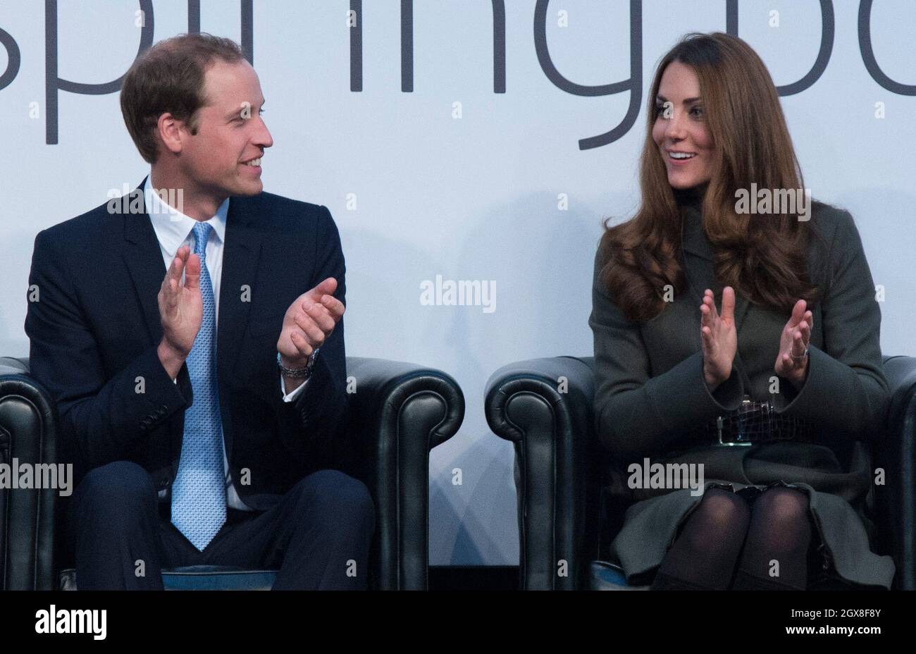 Prinz William, Herzog von Cambridge und Catherine, Herzogin von Cambridge, nehmen an der offiziellen Eröffnung des National Football Center des Fußballverbands im St. George's Park, Burton-on-Trent, Teil. Stockfoto