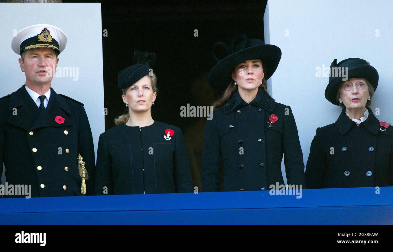 Vizeadmiral Timothy Laurence, Sophie, Gräfin von Wessex, Catherine, Herzogin von Cambridge und Lady in Waiting Susan Hussey beobachten den Erinnerungsdienst vom Balkon des Cenotaph in London aus. Stockfoto