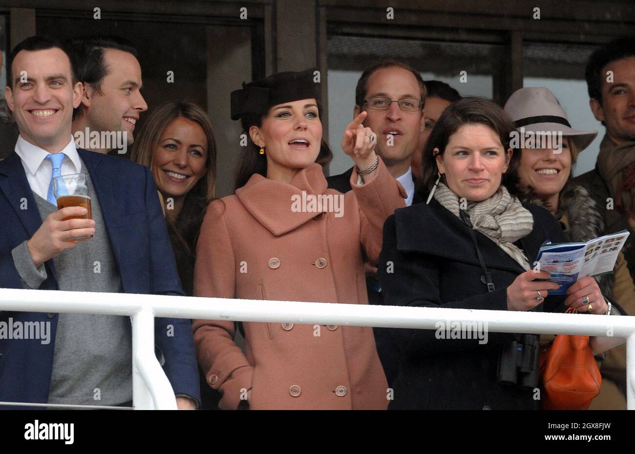 Catherine, Herzogin von Cambridge, Prinz William, Herzog von Cambridge und Freunde besuchen das Cheltenham Festival am Gold Cup Day am 15. März 2013. Stockfoto