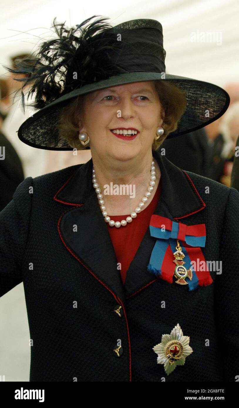 Baroness Thatcher wird applaudiert, als sie bei einem Mittagessen, das von Königin Elizabeth 11 veranstaltet wird, für Veteranen des Zweiten Weltkriegs in den Gärten des Buckingham Palace am National Commemoration Day, 10. Juli 2005 in London, Platz nimmt. Das Mittagessen war Teil der Gedenkveranstaltungen zum 60. Jahrestag des Endes des Weltkriegs 11. Stockfoto