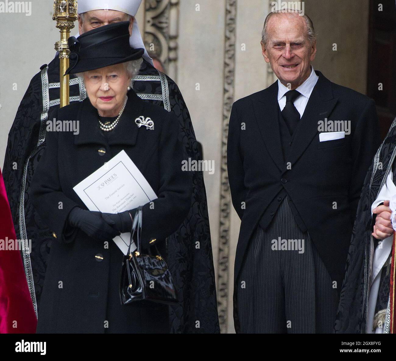 Königin Elizabeth II. Und Prinz Philip, Herzog von Edinburgh, verlassen die St. Paul's Cathedral nach der Beerdigung der ehemaligen Premierministerin Margaret Thatcher am 17. April 2013. Stockfoto