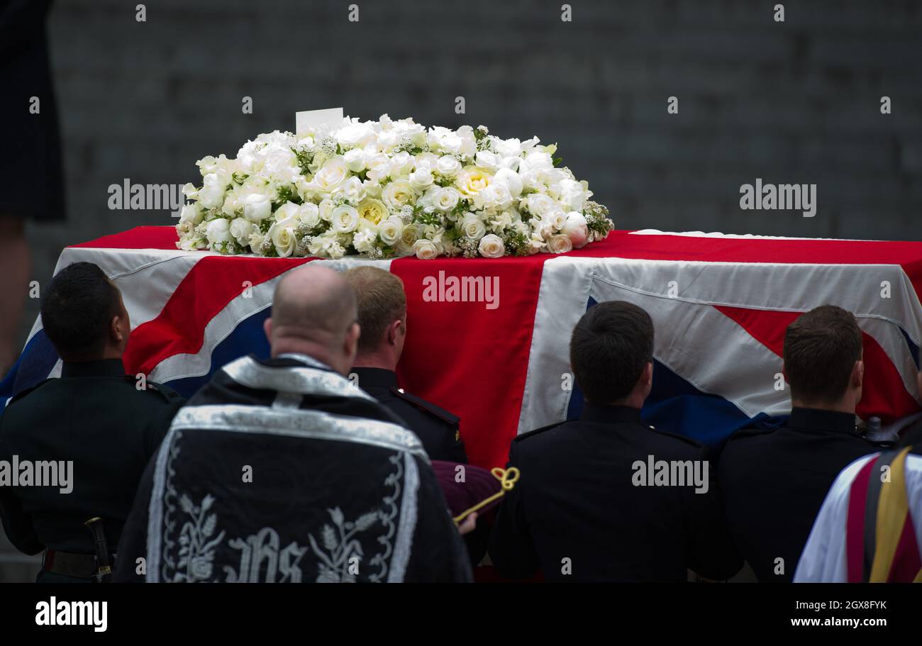 Blumen und eine Botschaft von Margaret Thatchers Kindern sind auf ihrem Sarg zu sehen, als er am 17. April 2013 in der St. Paul's CathedrraI in London ankommt. Stockfoto