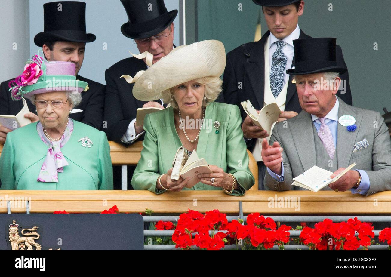 Königin Elizabeth II., Charles, Prinz von Wales und Camilla, Herzogin von Cornwall nehmen am 2. Tag von Royal Ascot am 19. Juni 2013 Teil Stockfoto