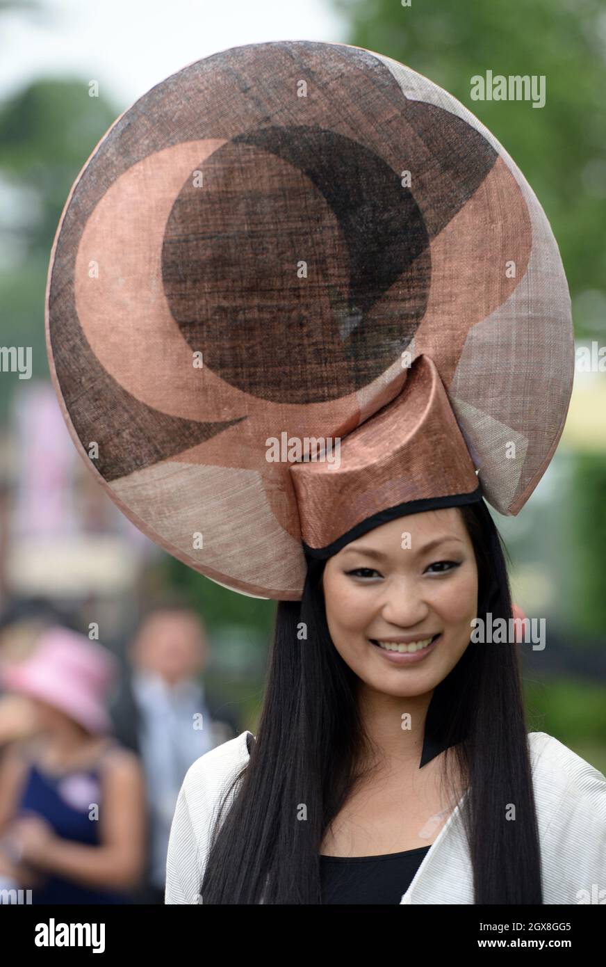 Ein Rennfahrer trägt einen modischen Hut zum Ladies Day am 3. Tag von Royal Ascot am 20. Juni 2013. Stockfoto