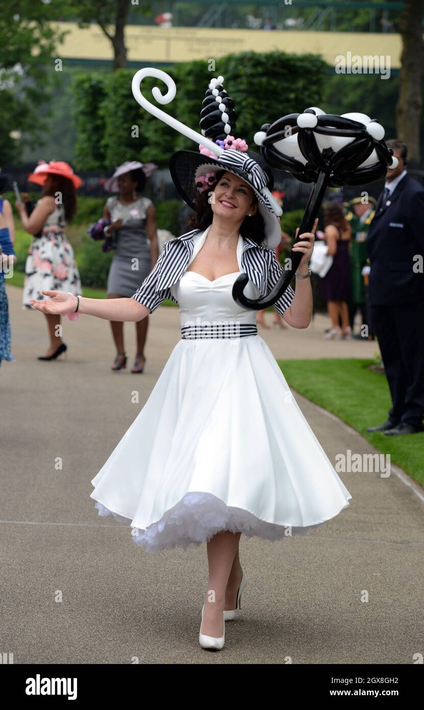 Ein Rennfahrer trägt ein modisches Outfit für den Ladies Day am 3. Tag von Royal Ascot am 20. Juni 2013. Stockfoto