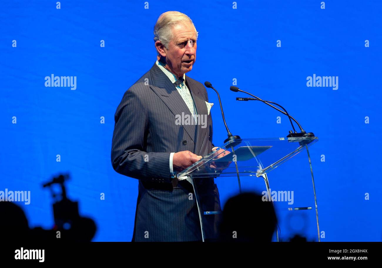 Prinz Charles, Prinz von Wales, nimmt am Ende des Eröffnungstages des 9. Islamischen Weltwirtschaftsforums in London an einem Empfang und Galadiner Teil. Der Prinz von Wales sprach bei dem Galadiner zu Besuch bei Würdenträgern und Gästen, während London Gastgeber des ersten islamischen Weltforums außerhalb der muslimischen Welt ist. Stockfoto