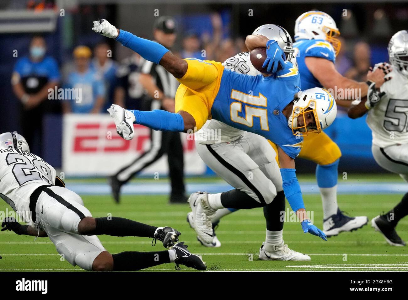 Inglewood, Usa. Oktober 2021. Der Los Angeles Chargers-Empfänger Jalen Guyton (15) wird am Montag, den 4. Oktober 2021 in Inglewood, Kalifornien, von Casey Hayward Jr (L), der Eckpfeiler der Las Vegas Raiders, während des ersten Quartals im SoFi Stadium angegriffen. Die Chargers besiegten die Raiders 28-14. Foto von Jon SooHoo/UPI Credit: UPI/Alamy Live News Stockfoto