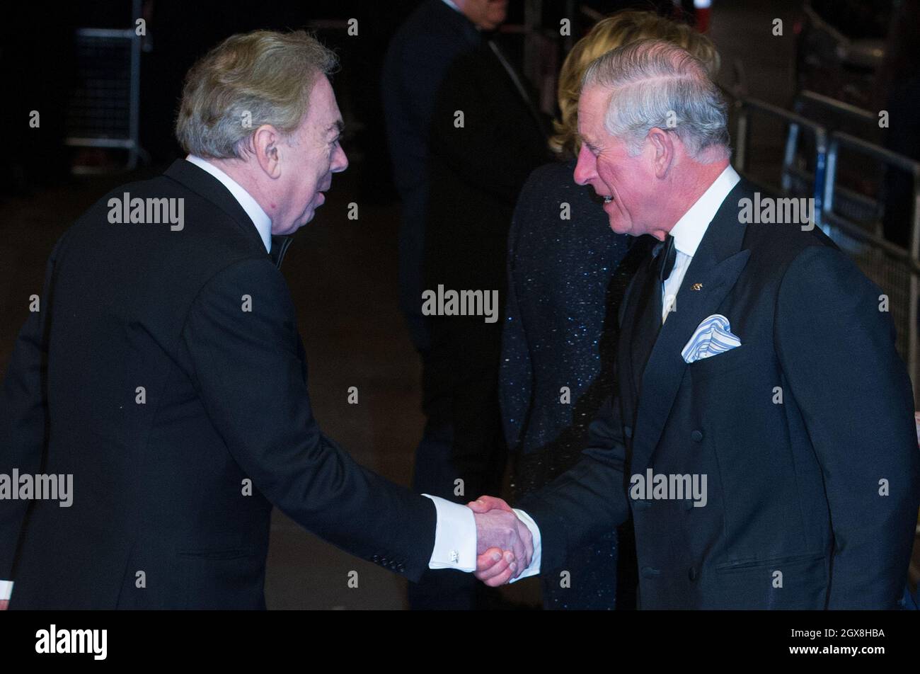 Lord Andrew Lloyd Webber begrüßt Prinz Charles, Prinz von Wales, als er am 25. November 2013 zur Royal Variety Performance im Londoner Palladium kommt. Stockfoto